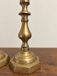 Pár starožitných mosadzných svietnikov – 20 cm